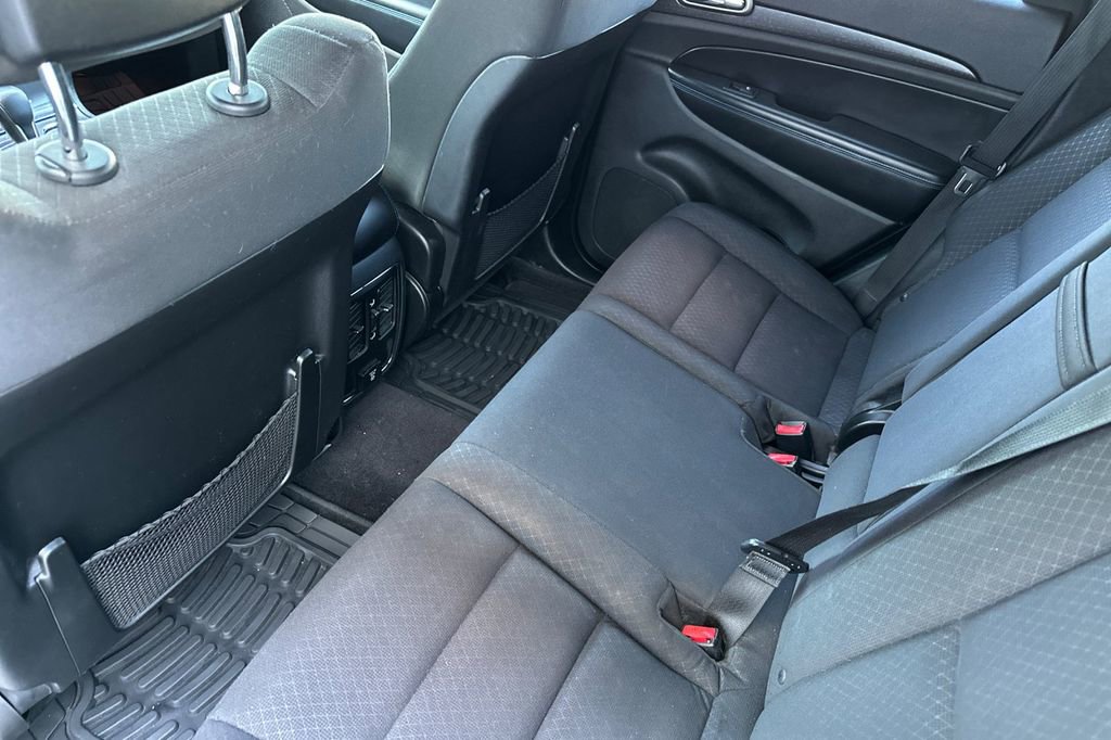 Used 2018 Jeep Grand Cherokee Laredo AWD/4WD image 12