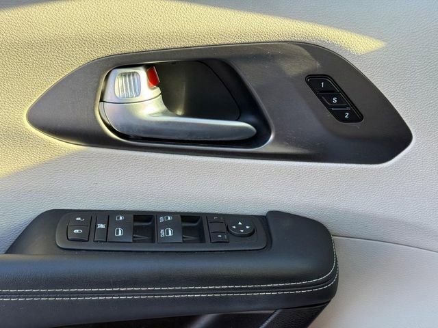 Used 2024 Chrysler Pacifica Touring-L image 27