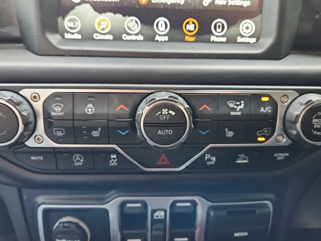 Used 2022 Jeep Wrangler Unlimited Sahara AWD/4WD image 17