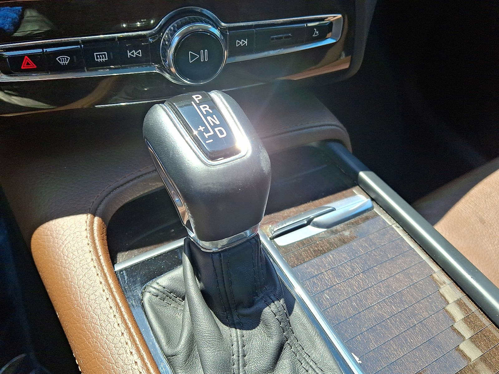Used 2019 Volvo XC90 T6 Momentum AWD/4WD image 18