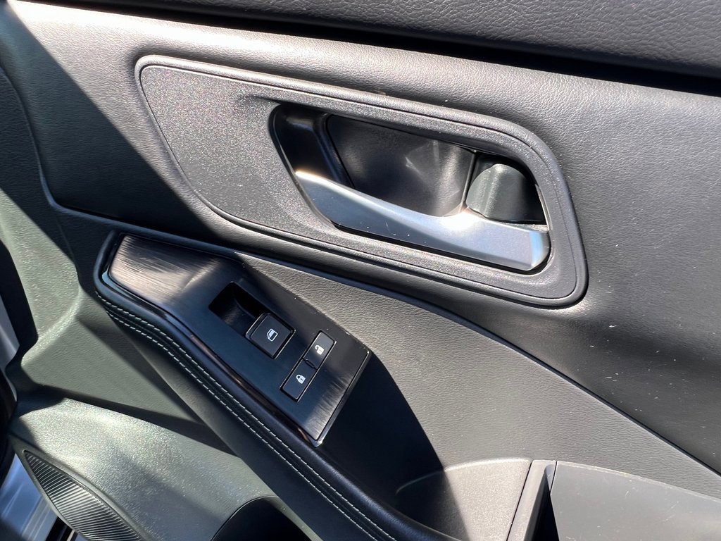 Used 2024 Nissan Rogue SV image 15