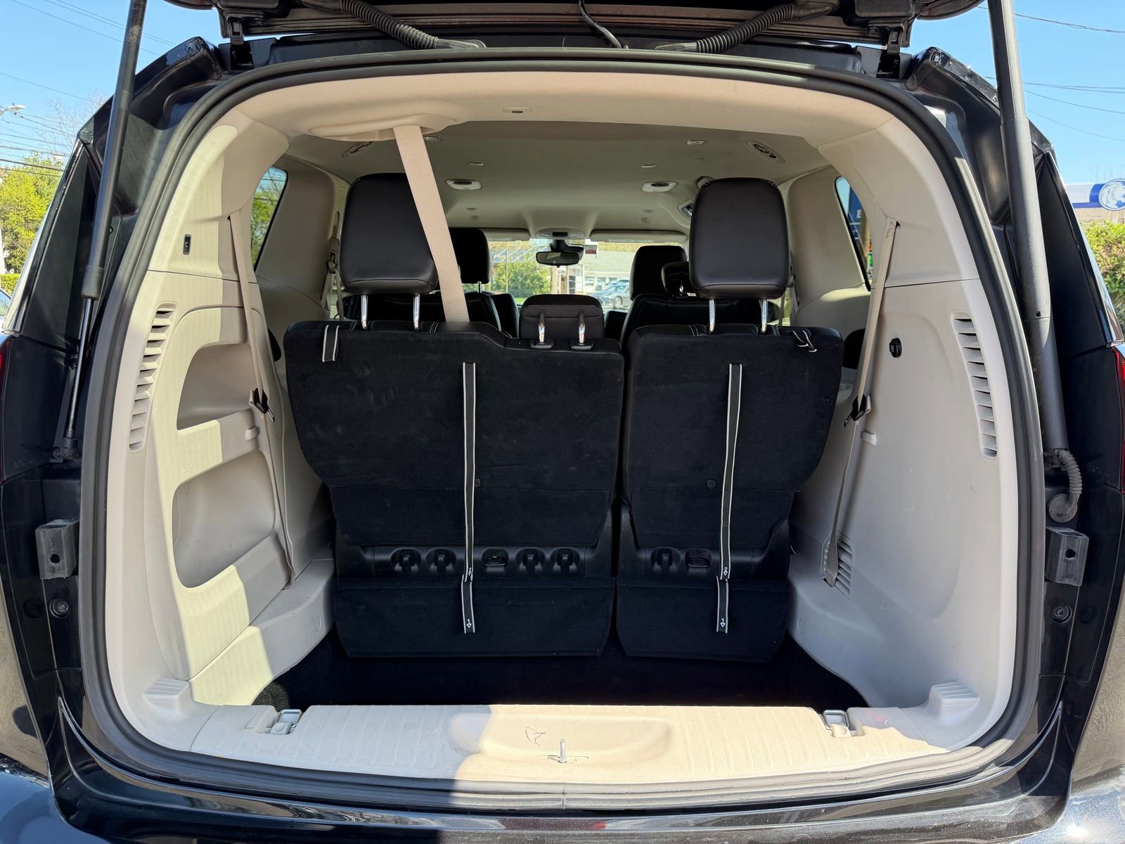 Used 2023 Chrysler Pacifica Touring-L image 10