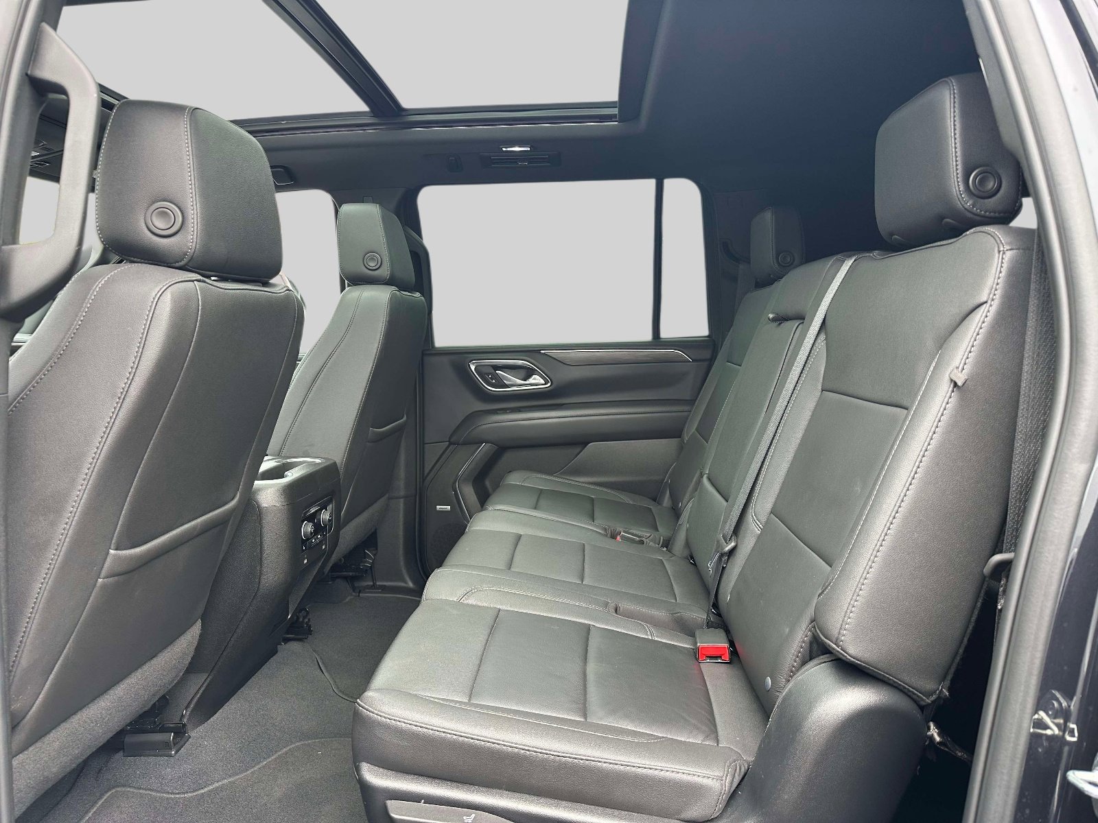 Used 2023 Chevrolet Suburban LT w/ Luxury Package AWD/4WD image 11