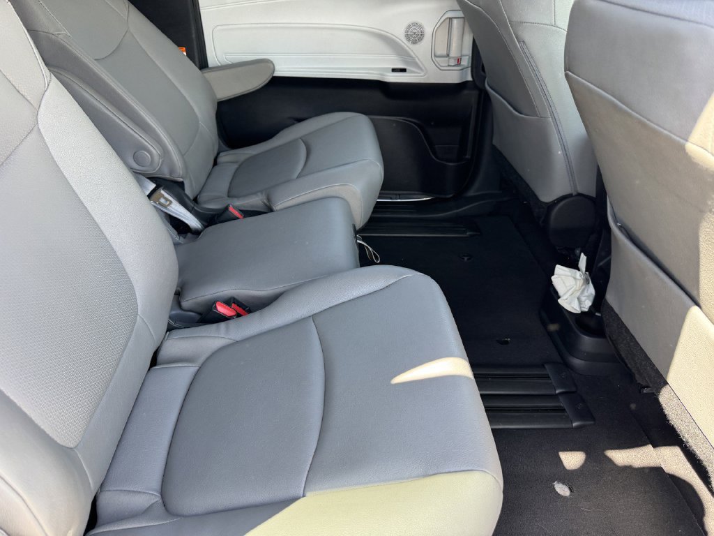Used 2025 Toyota Sienna XLE FWD image 12