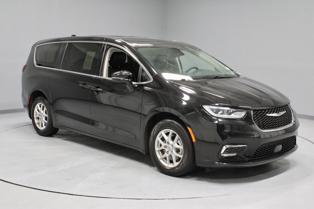 Used 2024 Chrysler Pacifica Touring-L FWD image 1