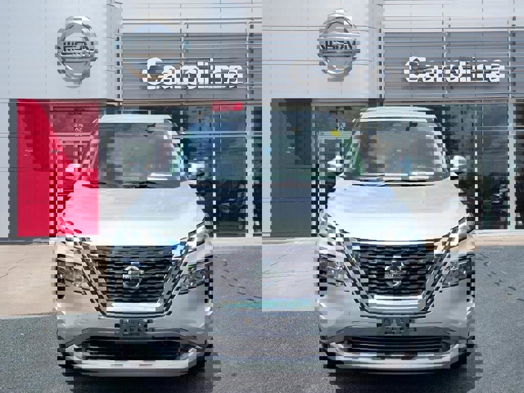 Used 2021 Nissan Rogue SV image 2