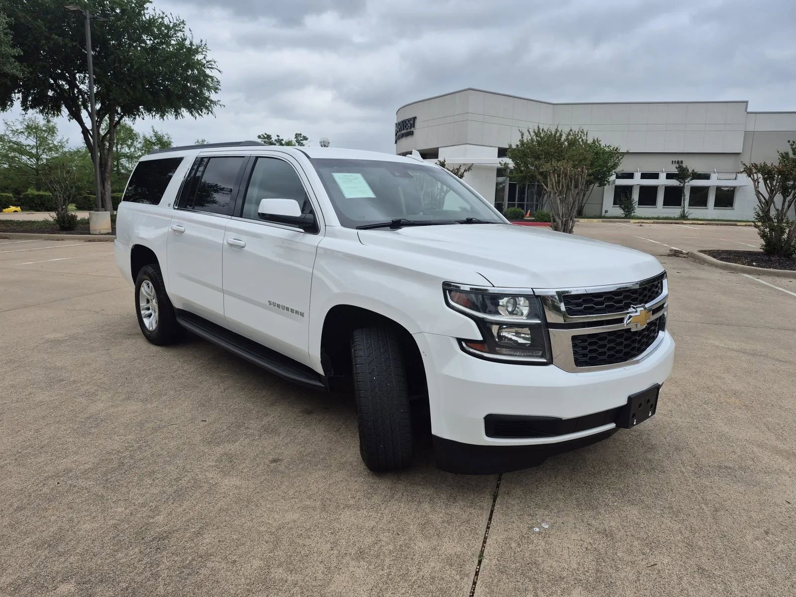 Used 2018 Chevrolet Suburban LT AWD/4WD image 4