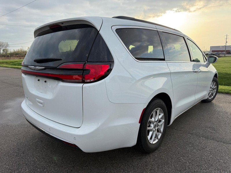 Used 2022 Chrysler Pacifica Touring-L image 3