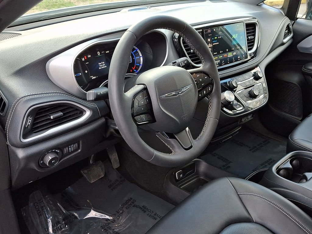Used 2024 Chrysler Pacifica Select image 27
