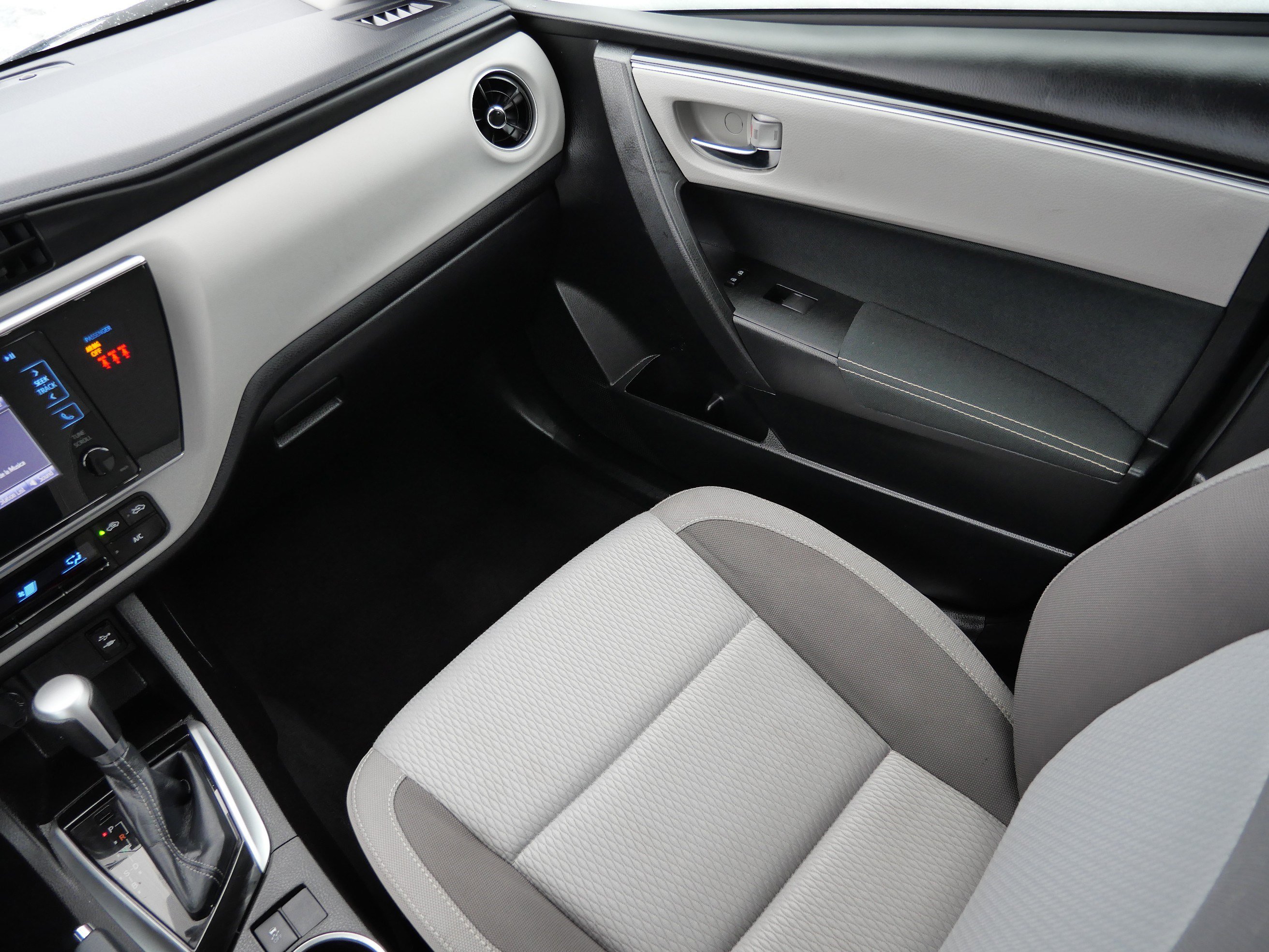 Used 2018 Toyota Corolla LE image 11