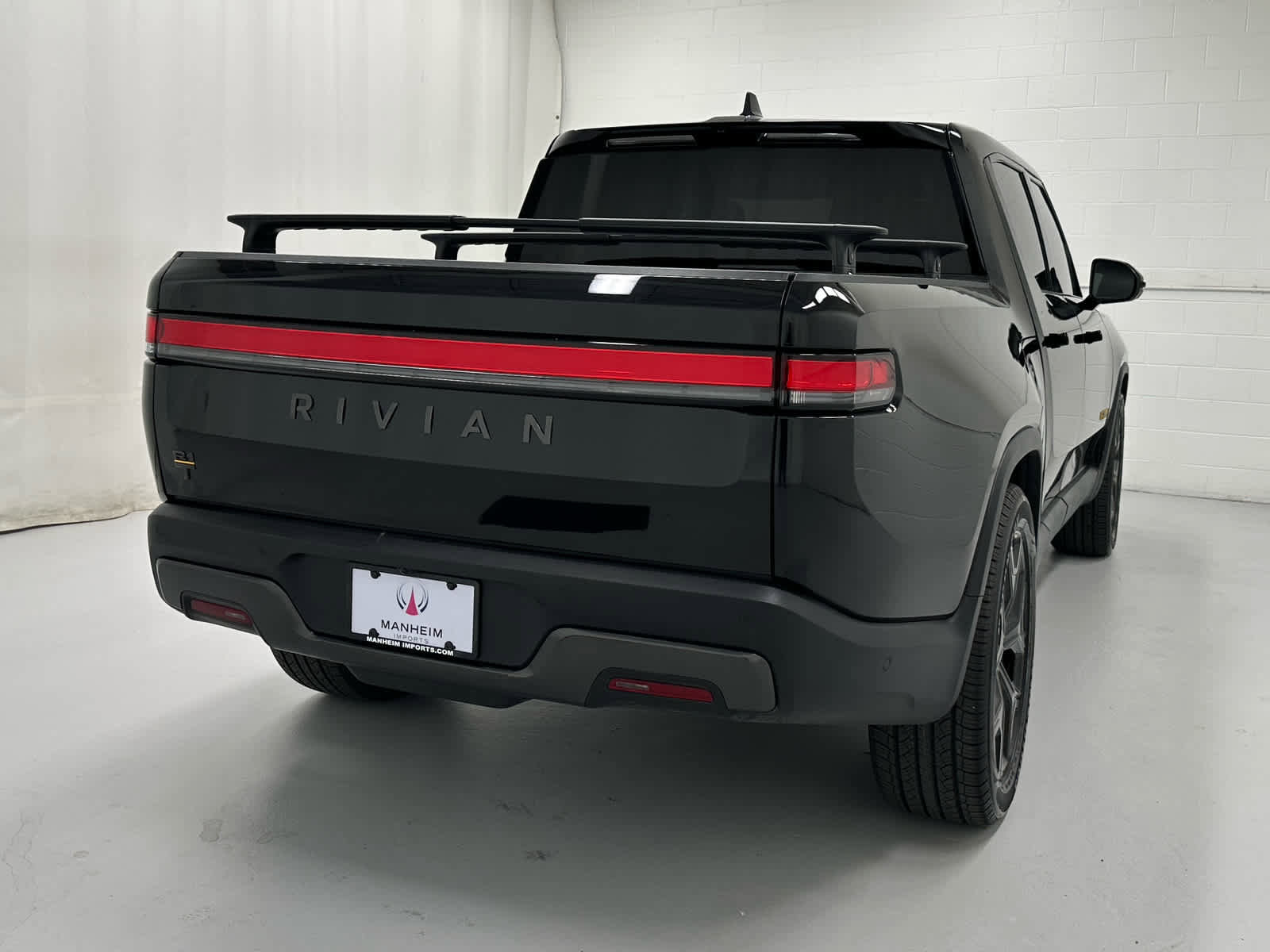 Used 2025 Rivian R1T Premium image 6