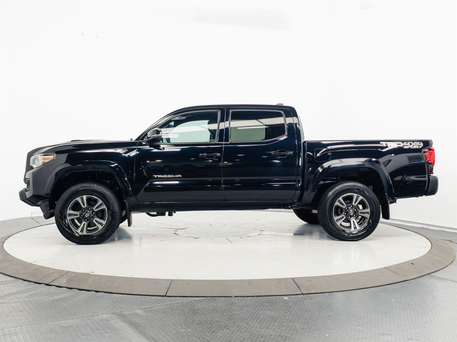 Used 2019 Toyota Tacoma TRD Sport AWD/4WD image 7