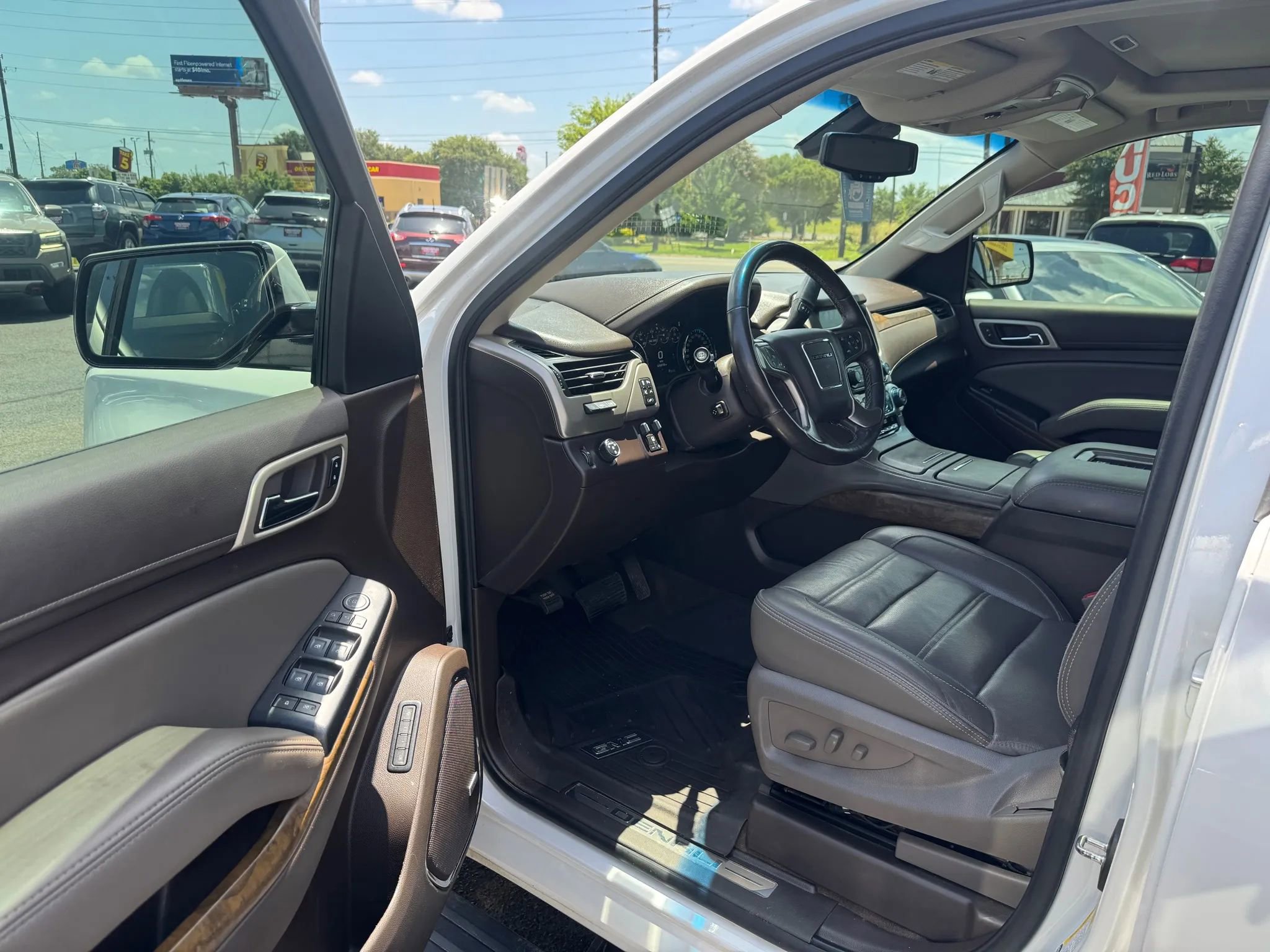 Used 2019 GMC Yukon XL Denali w/ Denali Ultimate Package RWD image 3