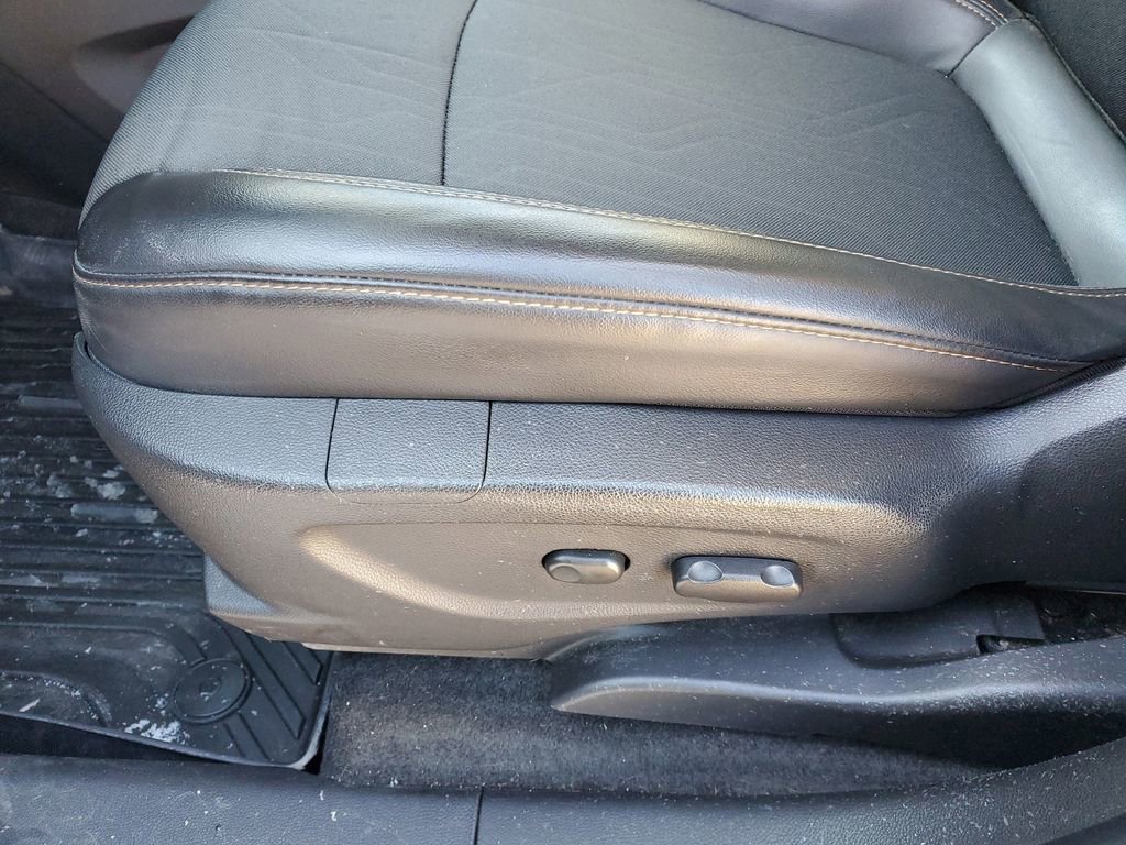 Used 2022 Chevrolet Trax LT w/ LT Convenience Package image 6