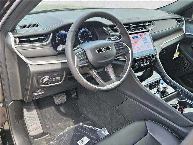 New 2025 Jeep Grand Cherokee Limited w/ Black Appearance Package image 9