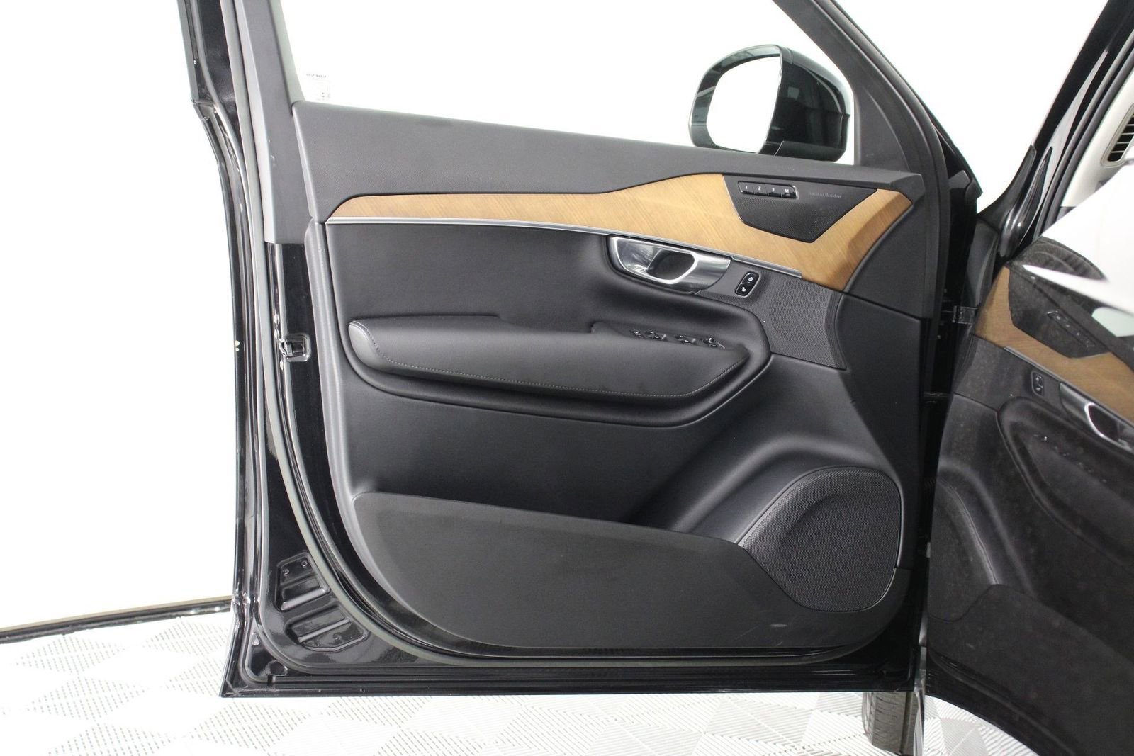 Certified 2023 Volvo XC90 T8 Plus w/ Protection Package Premier image 17