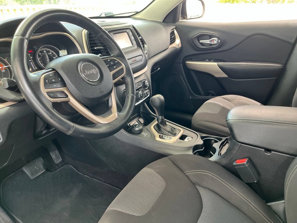 Used 2017 Jeep Cherokee Latitude w/ Safety/Convenience Group AWD/4WD image 19