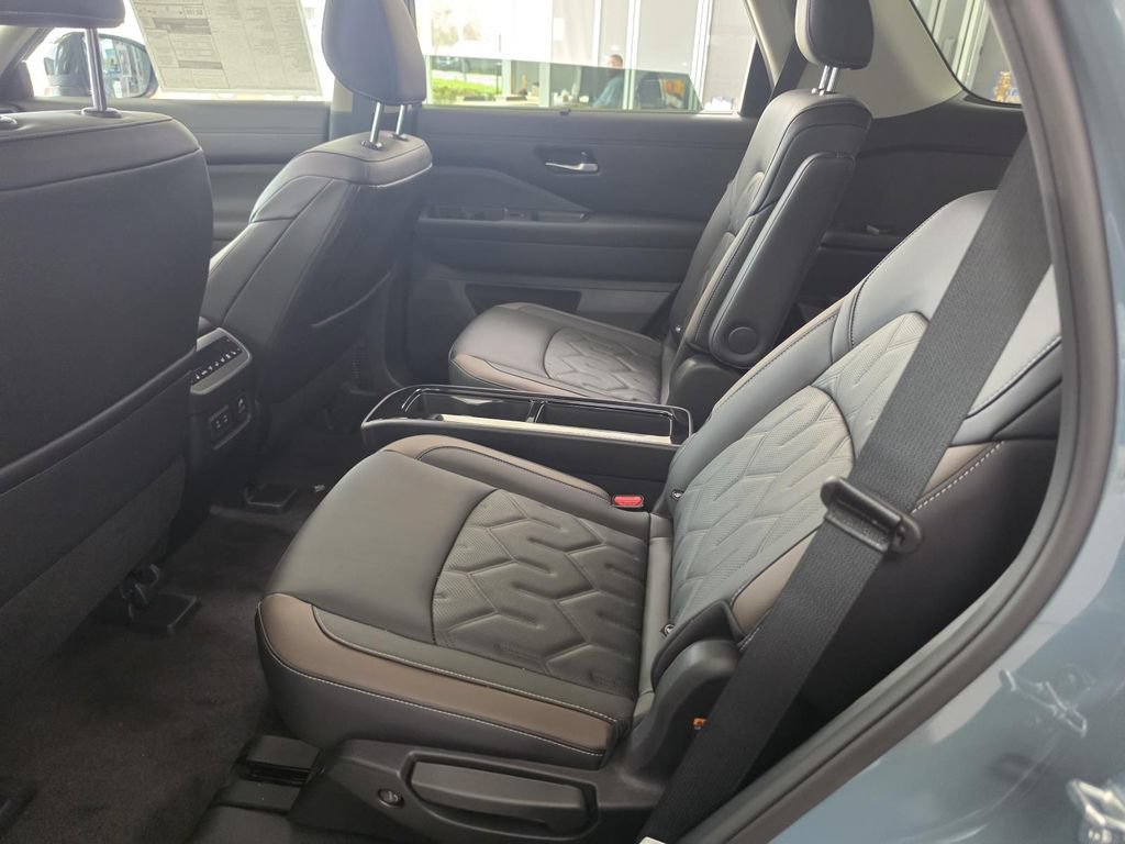 New 2026 Nissan Pathfinder Platinum FWD image 8