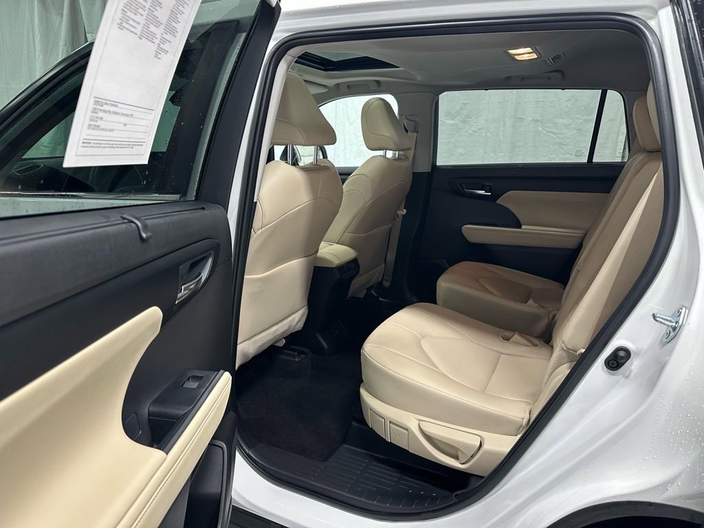 Used 2025 Toyota Highlander XLE image 45