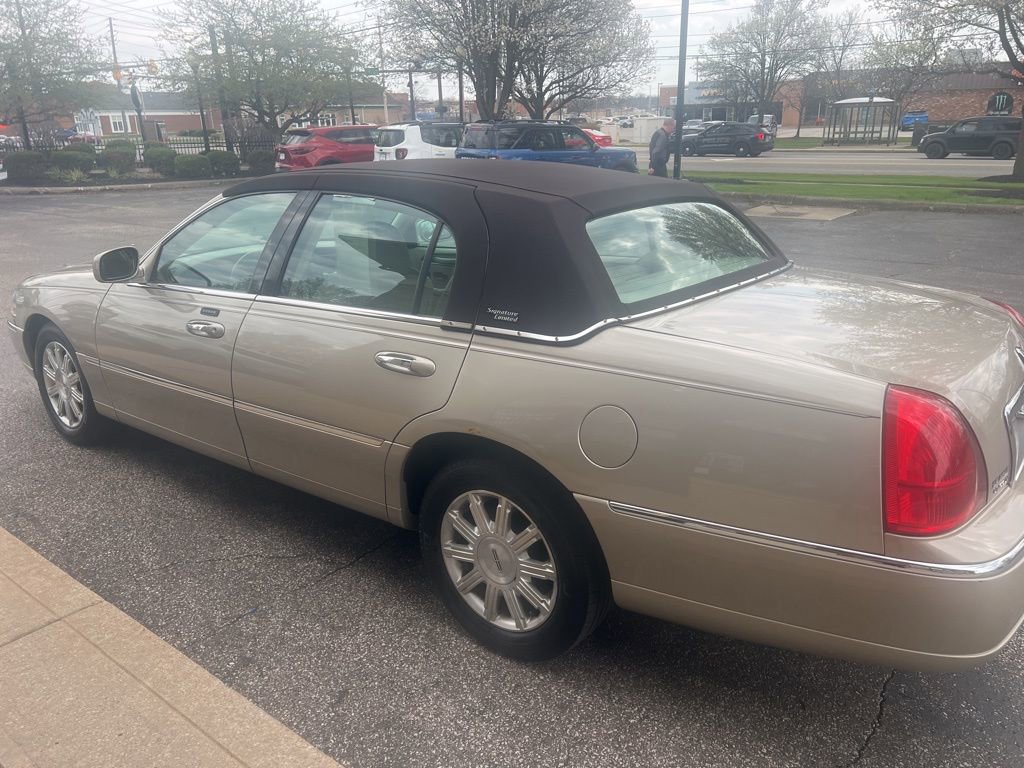 Used 2009 Lincoln Town Car Signature Limited RWD image 7