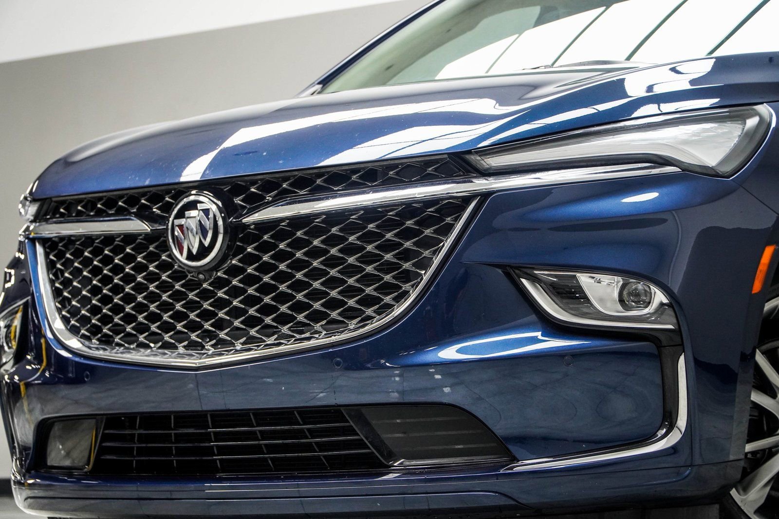 Used 2023 Buick Enclave Avenir image 2