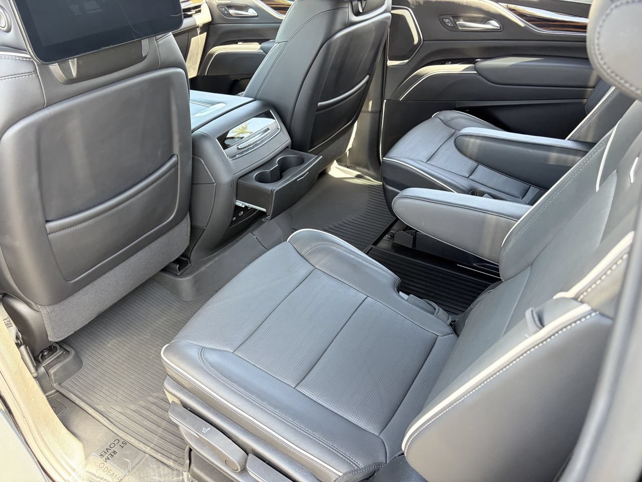 Certified 2024 Cadillac Escalade ESV Premium Luxury w/ Performance Package AWD/4WD image 18
