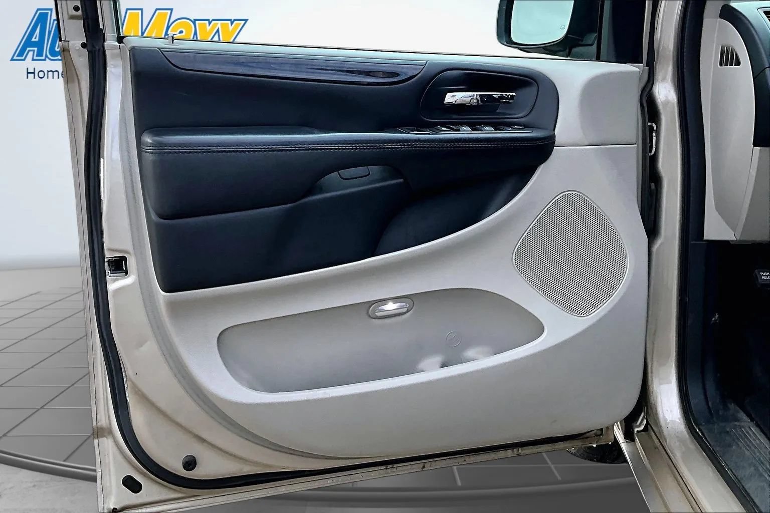 Used 2014 Dodge Grand Caravan SXT w/ Rear Park Assist Package FWD image 18