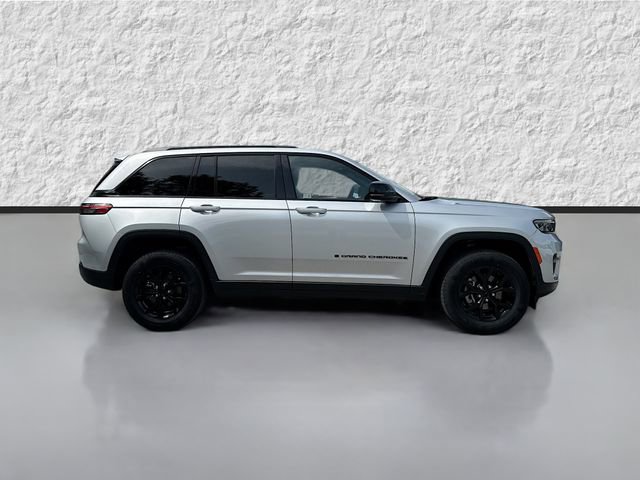 Used 2024 Jeep Grand Cherokee Altitude RWD image 2