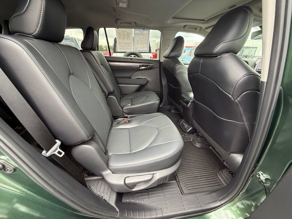 Used 2024 Toyota Highlander Limited AWD/4WD image 24