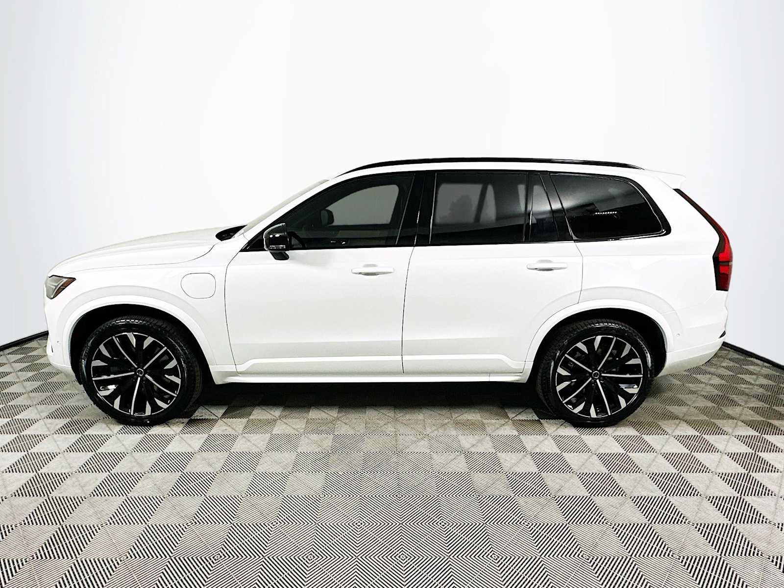 New 2026 Volvo XC90 T8 Ultra w/ Protection Package Premier AWD/4WD image 4