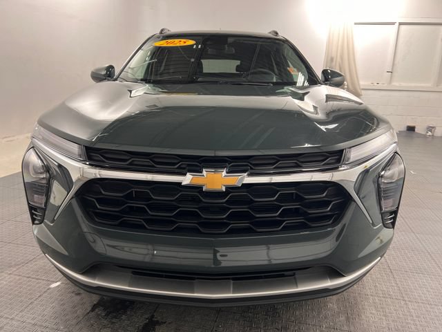 Used 2025 Chevrolet Trax LT FWD image 2