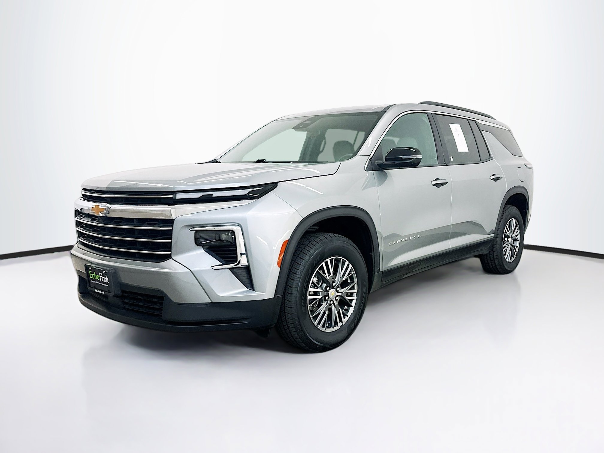 Used 2025 Chevrolet Traverse LT image 3