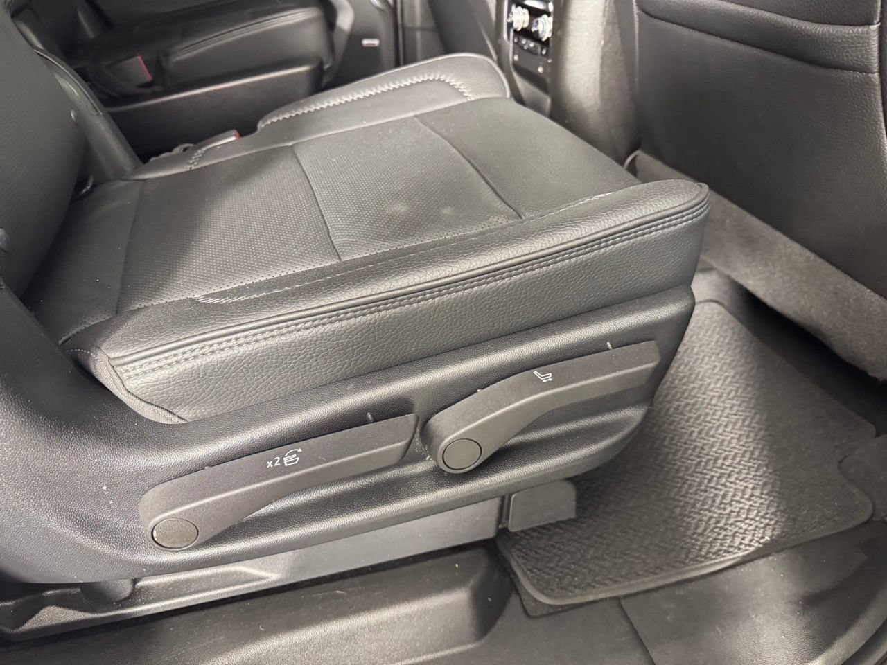 Used 2022 GMC Yukon Denali AWD/4WD image 34