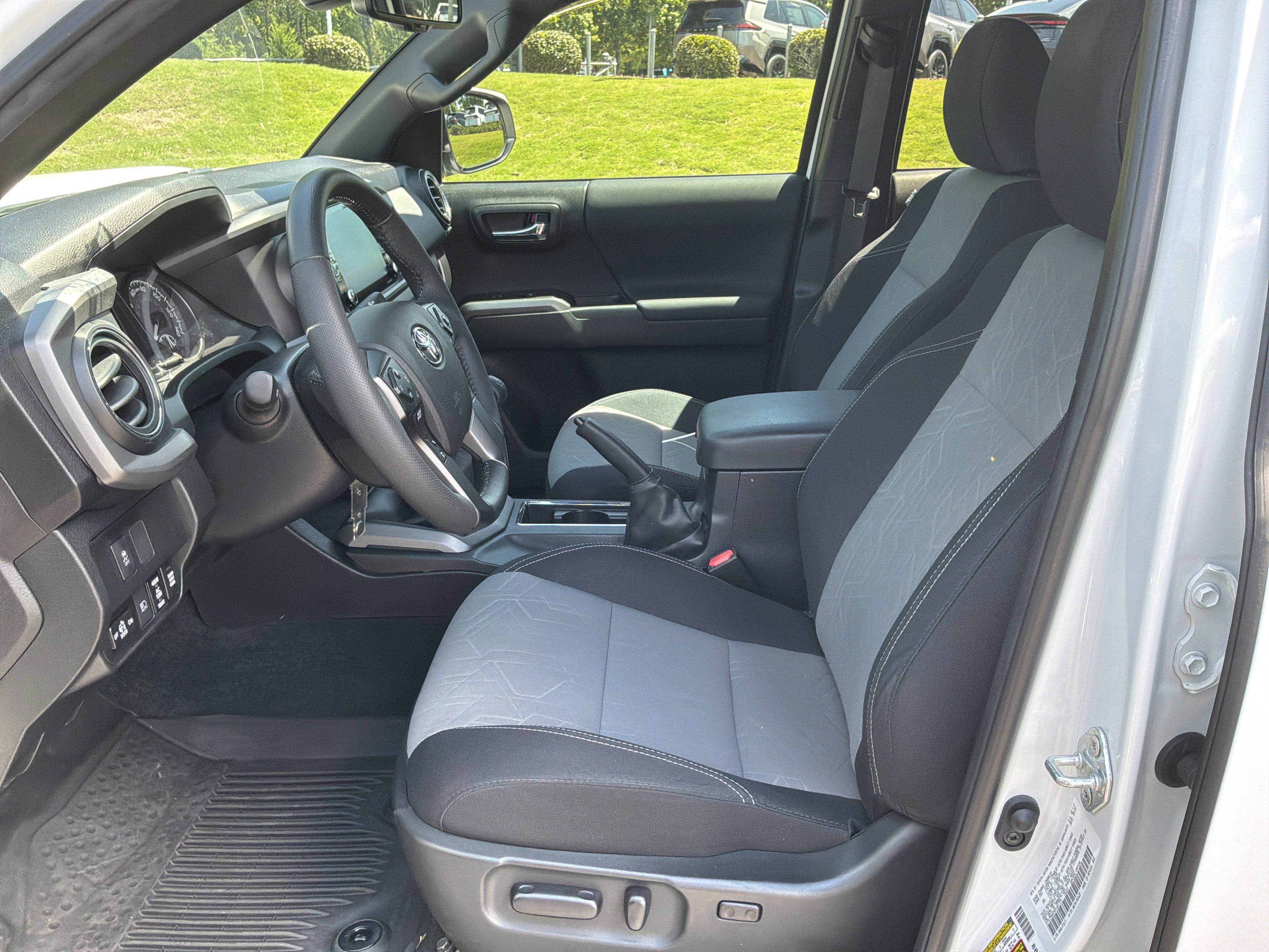 Used 2022 Toyota Tacoma TRD Sport w/ Technology Package AWD/4WD image 16