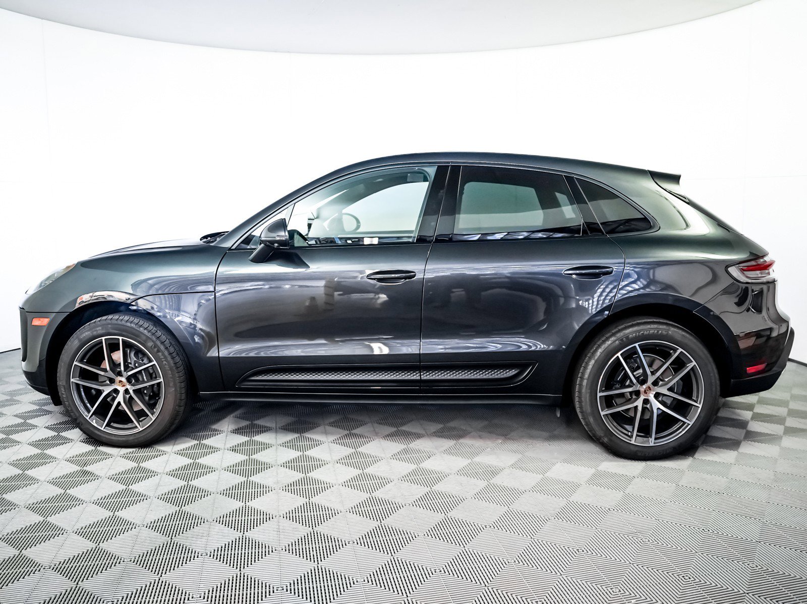 Certified 2025 Porsche Macan image 2