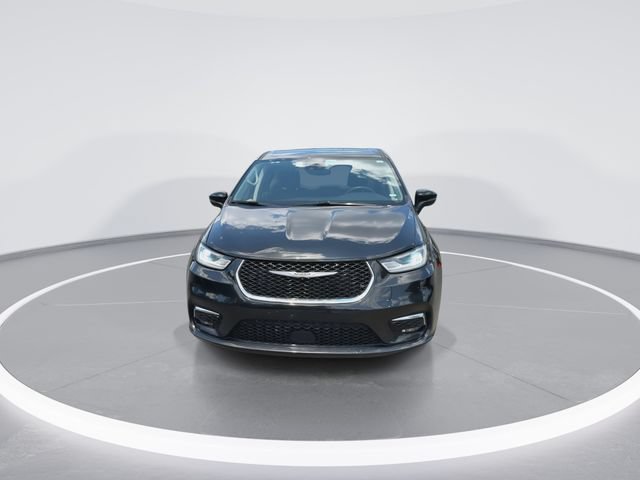 Used 2023 Chrysler Pacifica Touring-L FWD image 3