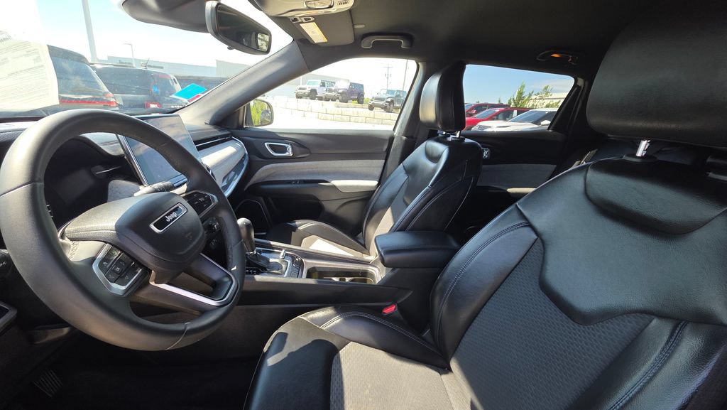 Used 2023 Jeep Compass Latitude AWD/4WD image 11