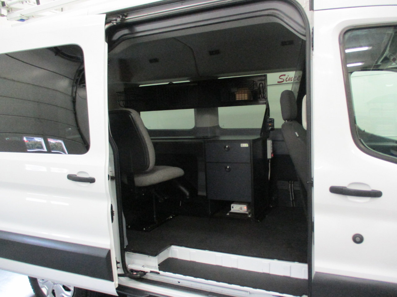 Used 2018 Ford Transit 150 XLT image 11