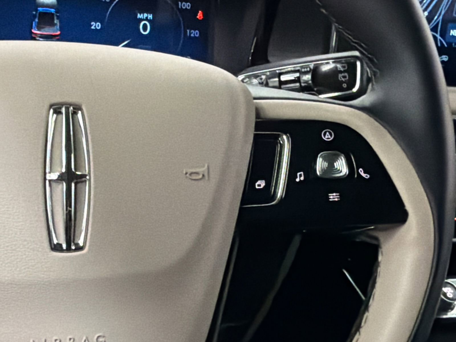 Certified 2025 Lincoln Corsair AWD image 22