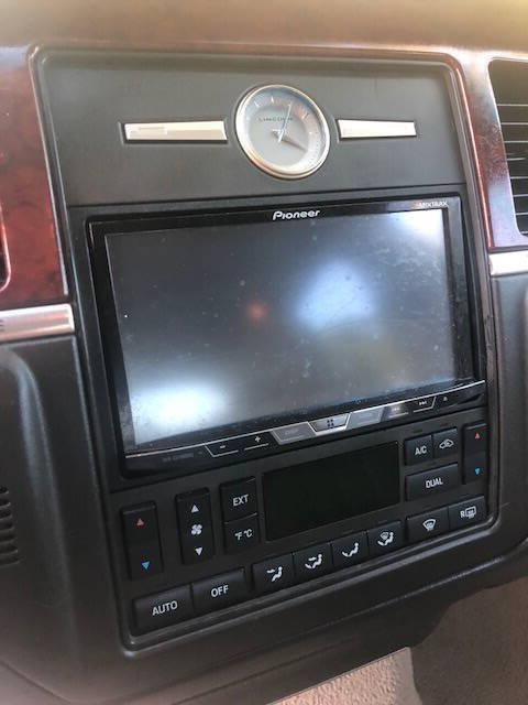 Used 2003 Lincoln Town Car Executive RWD image 13