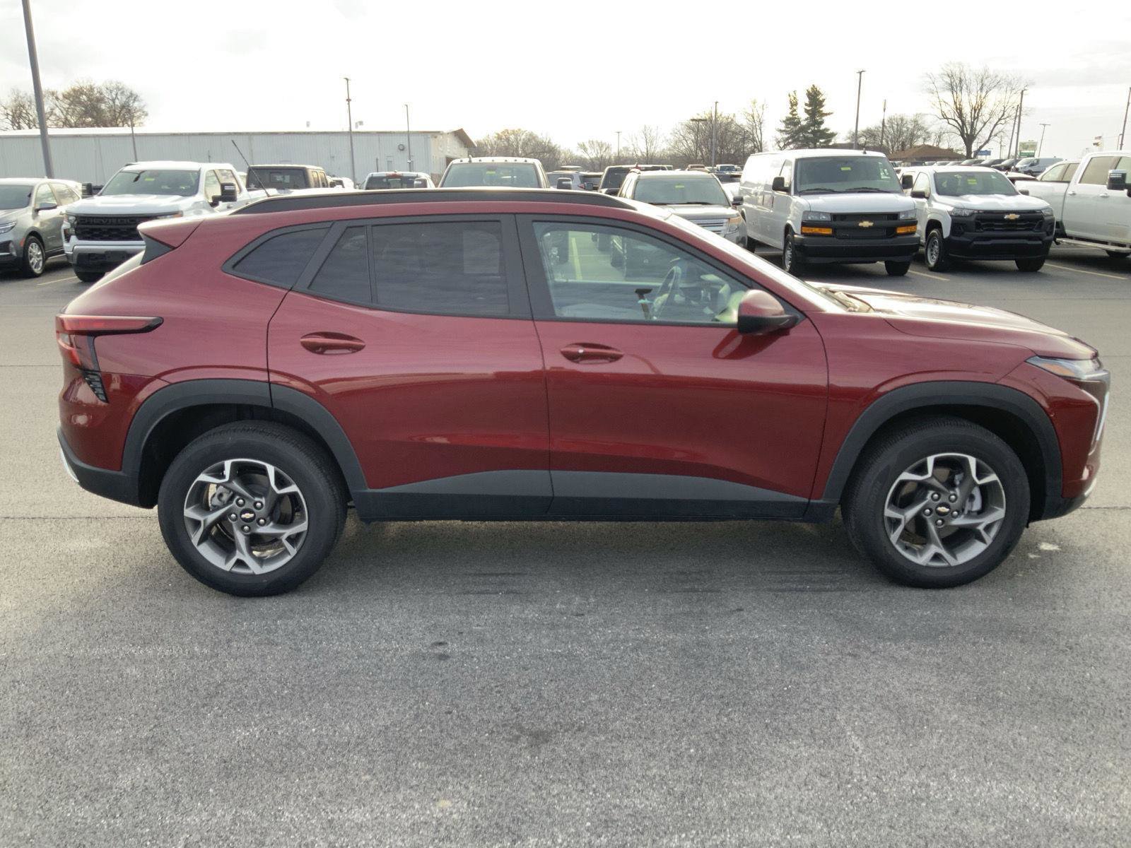 Used 2025 Chevrolet Trax LT w/ LT Convenience Package image 11