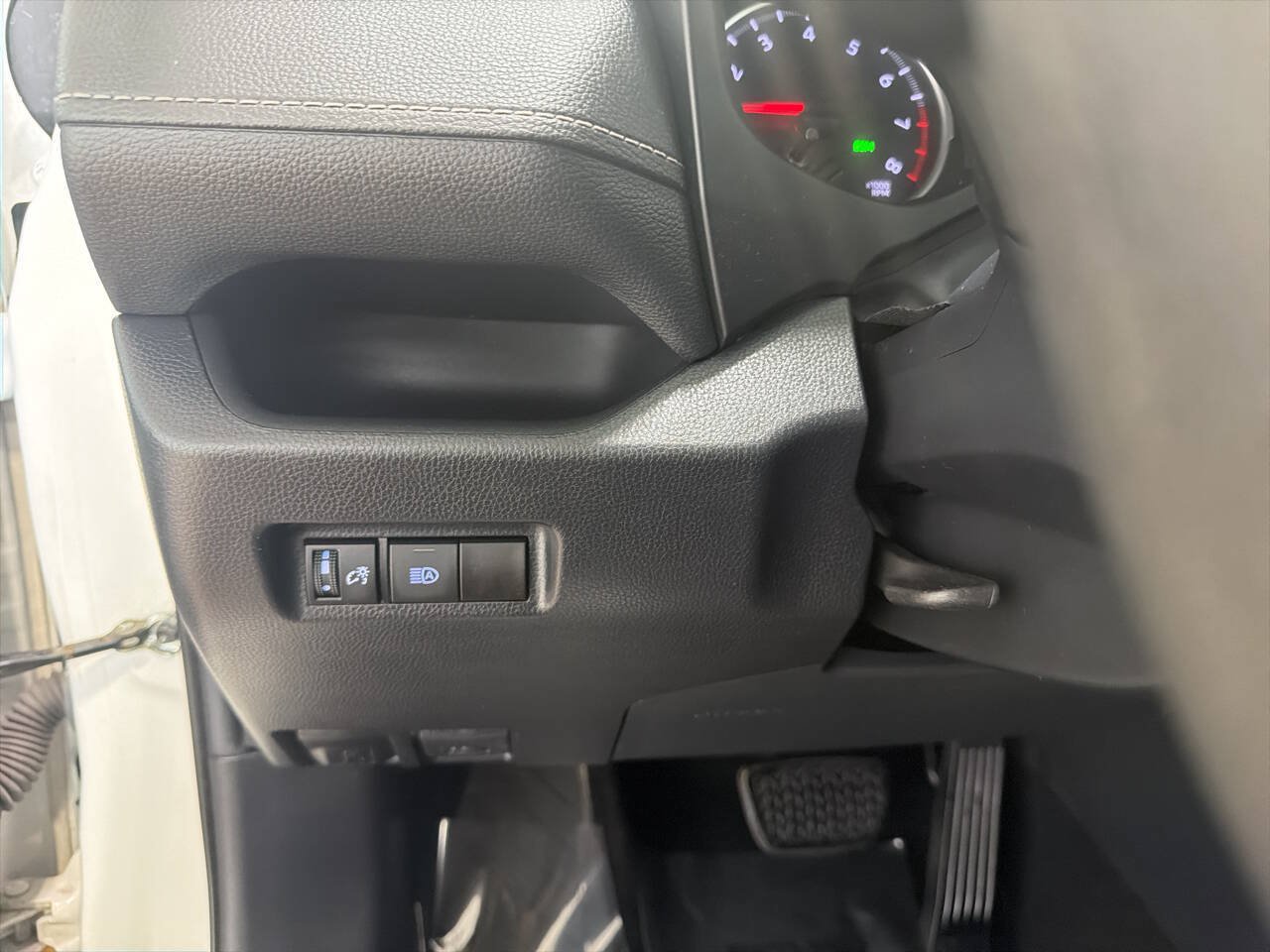 Used 2021 Toyota RAV4 LE AWD/4WD image 16