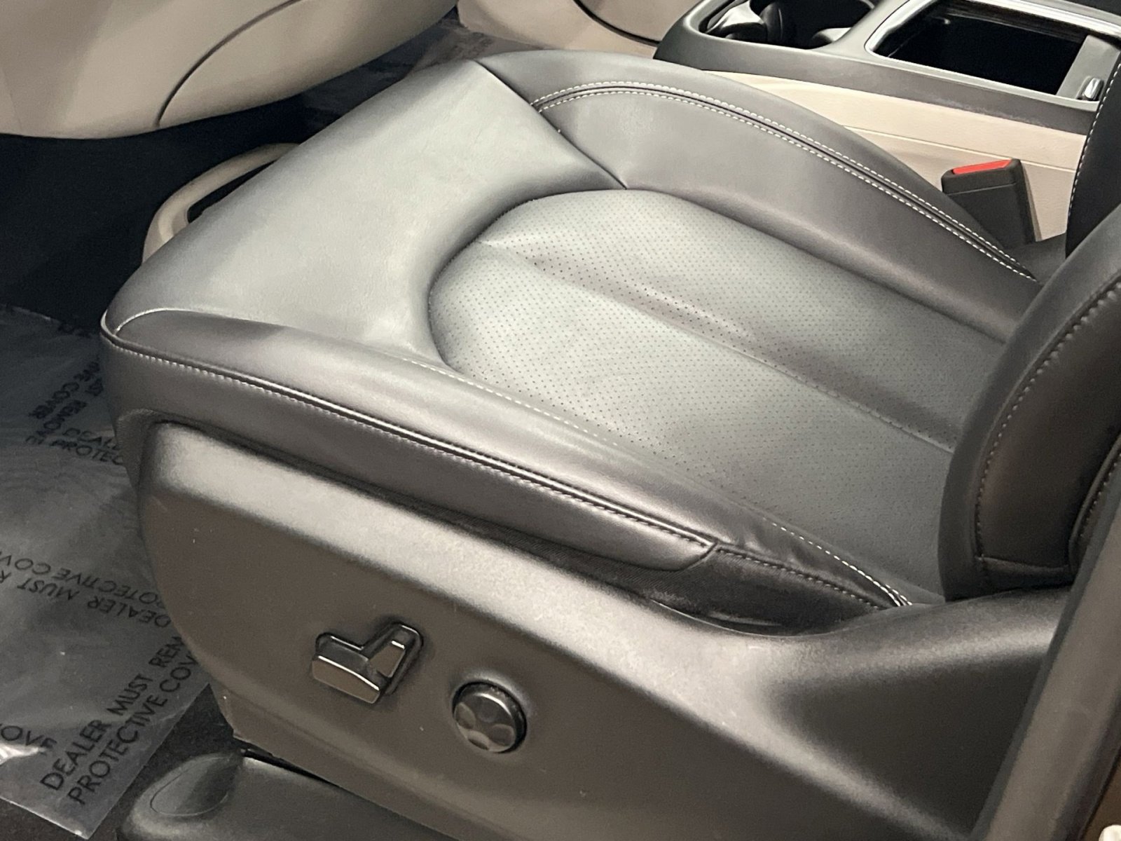 Used 2024 Chrysler Pacifica Select image 12