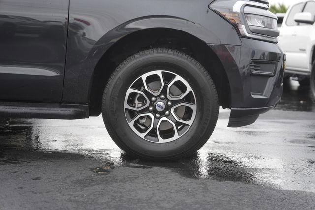 Used 2023 Ford Expedition XLT image 4