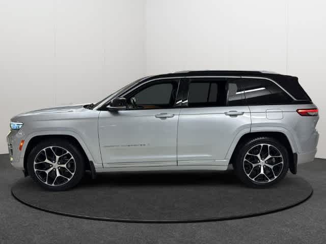 Used 2022 Jeep Grand Cherokee Summit AWD/4WD image 3