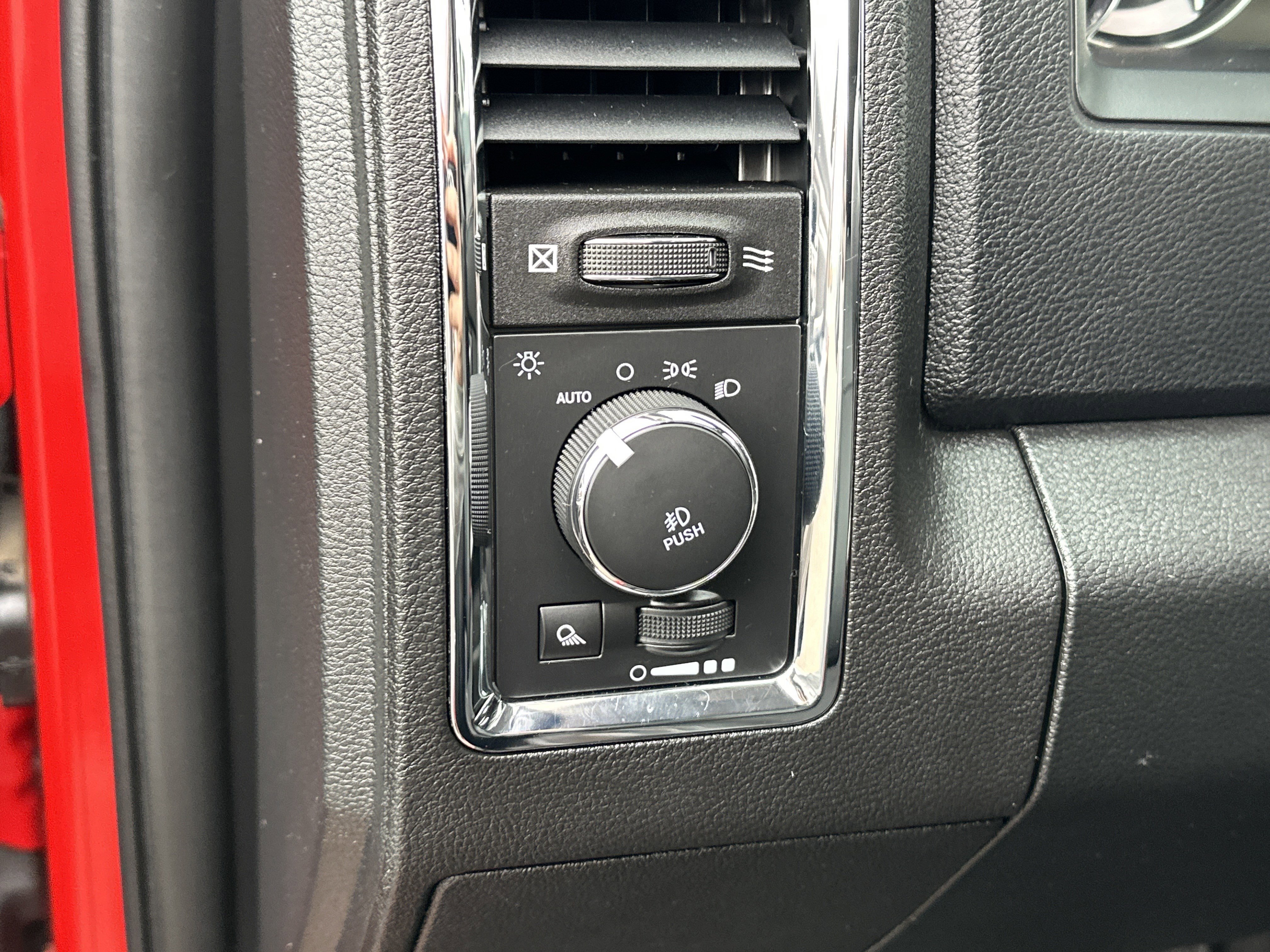 Used 2018 RAM 1500 Laramie w/ Convenience Group image 16
