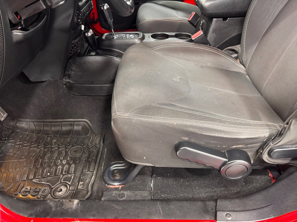 Used 2016 Jeep Wrangler Unlimited Sahara w/ Connectivity Group image 11