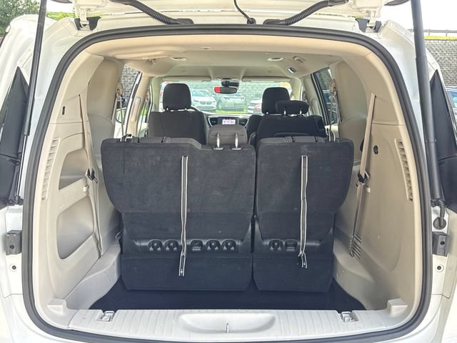 Used 2023 Chrysler Voyager LX FWD image 13