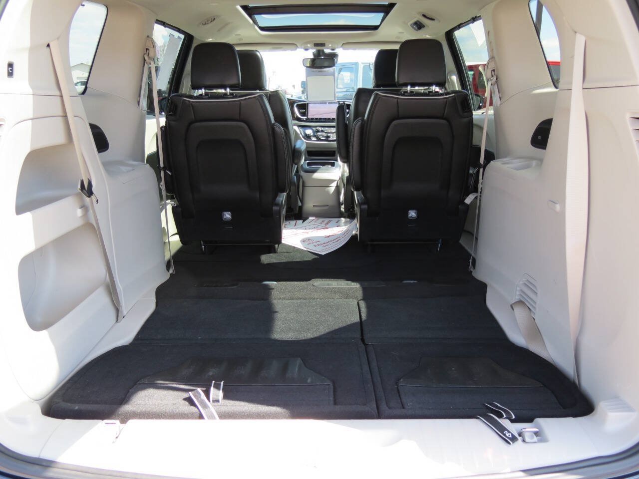 Used 2024 Chrysler Pacifica Limited w/ Trailer Tow Group FWD image 24