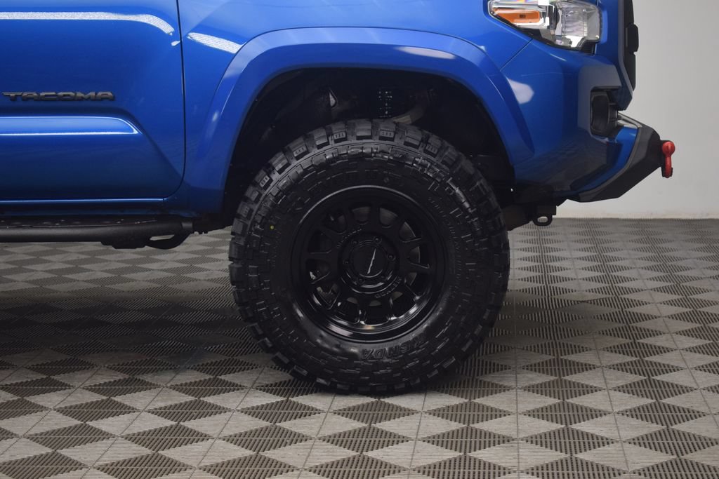 Used 2018 Toyota Tacoma TRD Sport AWD/4WD image 26
